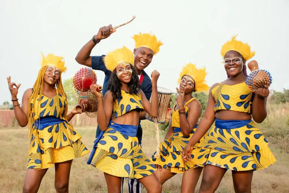 personas africanas vestidas baile africano
